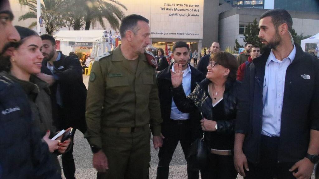 הרמטכ"ל היוצא רב אלוף הרצי הלוי בכיכר החטופים