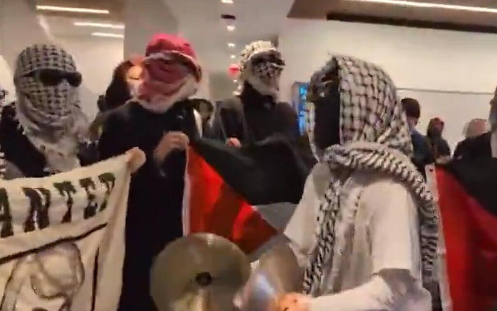 מפגינים פרו פלסטינים מתבצרים ב ברנרד קולג' אוניברסיטת קולומביה