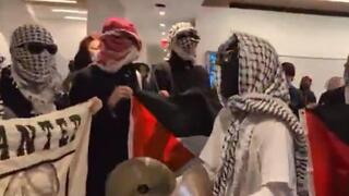 מפגינים פרו פלסטינים מתבצרים ב ברנרד קולג' אוניברסיטת קולומביה