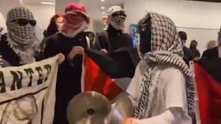 מפגינים פרו פלסטינים מתבצרים ב ברנרד קולג' אוניברסיטת קולומביה