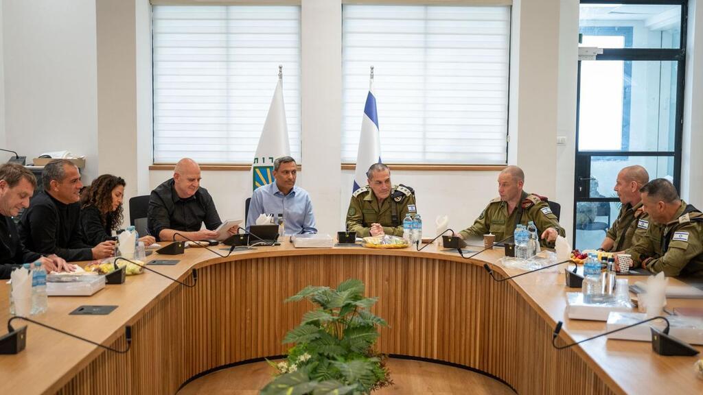 הרמטכ"ל רא"ל אייל זמיר בפגישה עם ראשי הרשויות בדרום