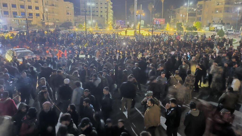 סוריה תומכי אסד מפגינים נגד המשטר החדש ב חמה