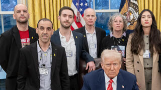 הנשיא טראמפ עם שורדי השבי