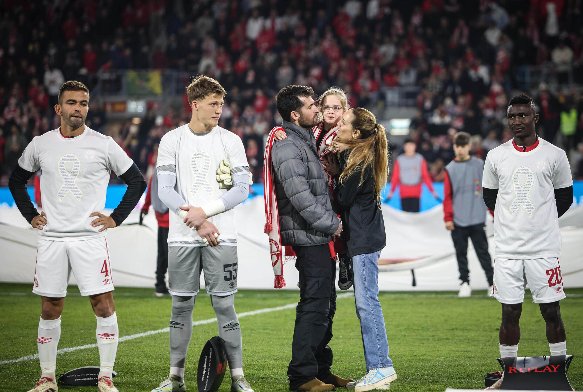 שגיא דקל חן מקבל חום ואהבה בטקס מרגש באצטדיון בבאר-שבע, כשבועיים אחרי ששוחרר מהשבי 