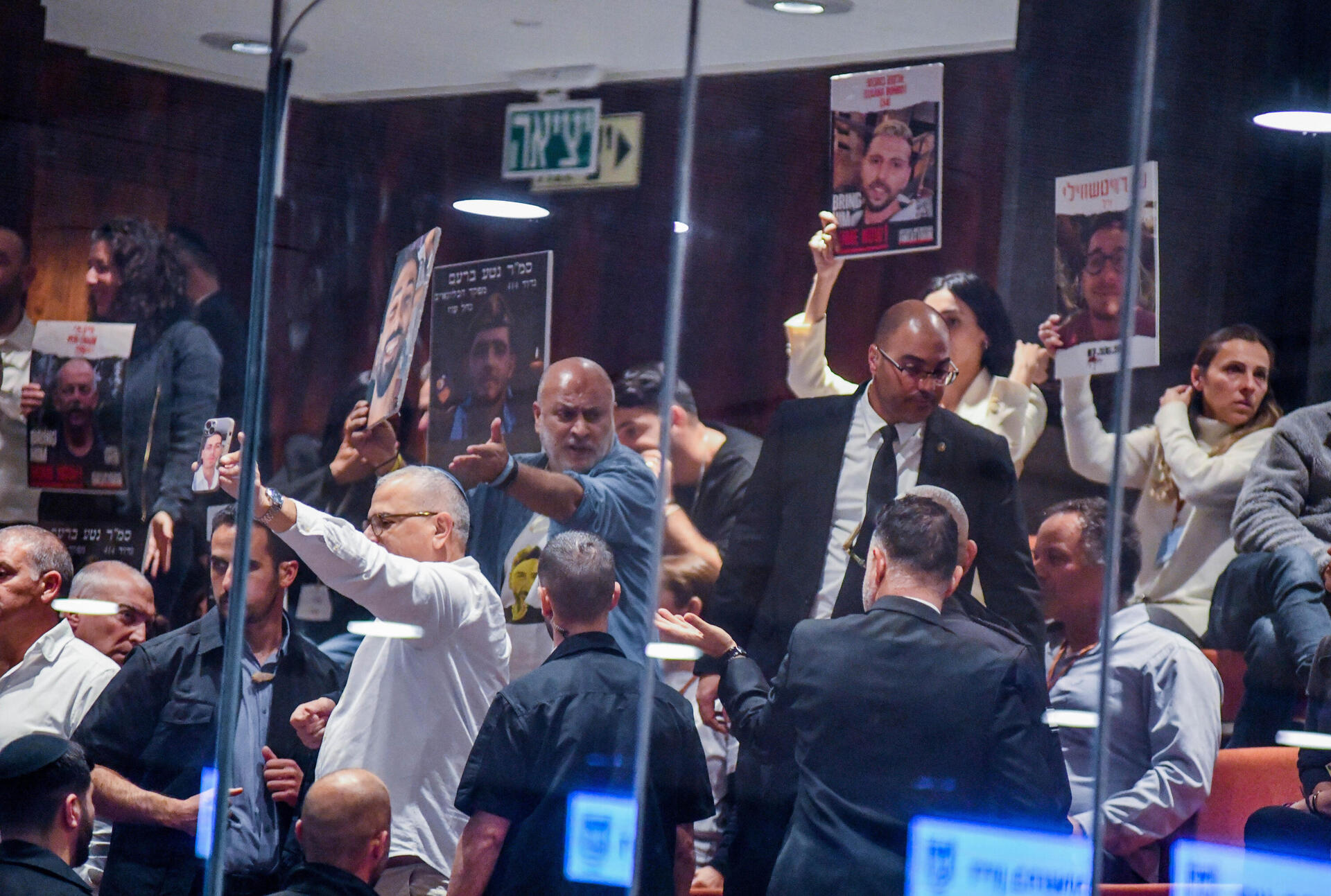 יציע האורחים בכנסת, בזמן הדיון על הקמת ועדת חקירה ממלכתית 