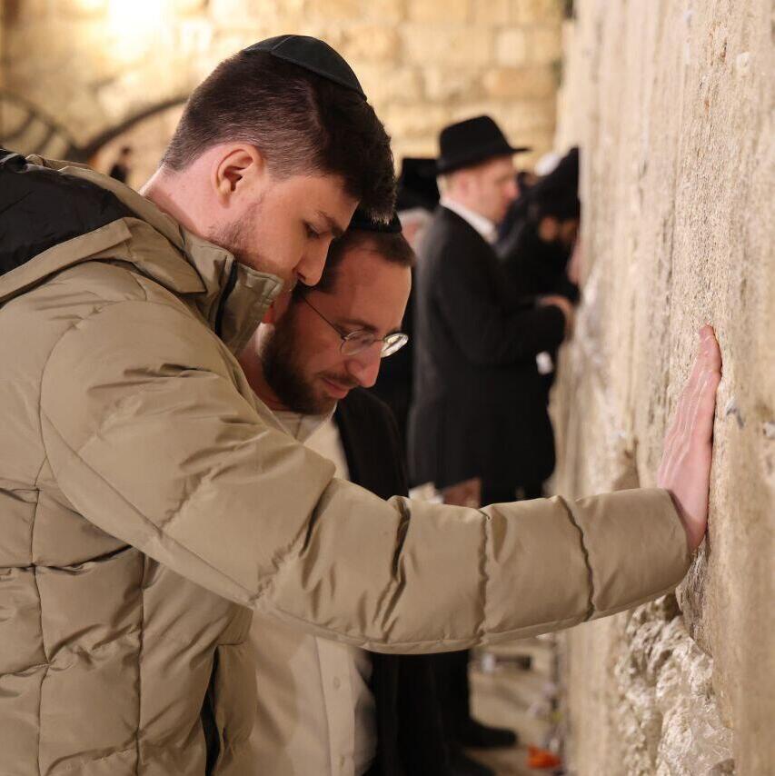 שורד השבי סאשה טרופנוב בביקור של תקווה וחוסן בכותל המערבי