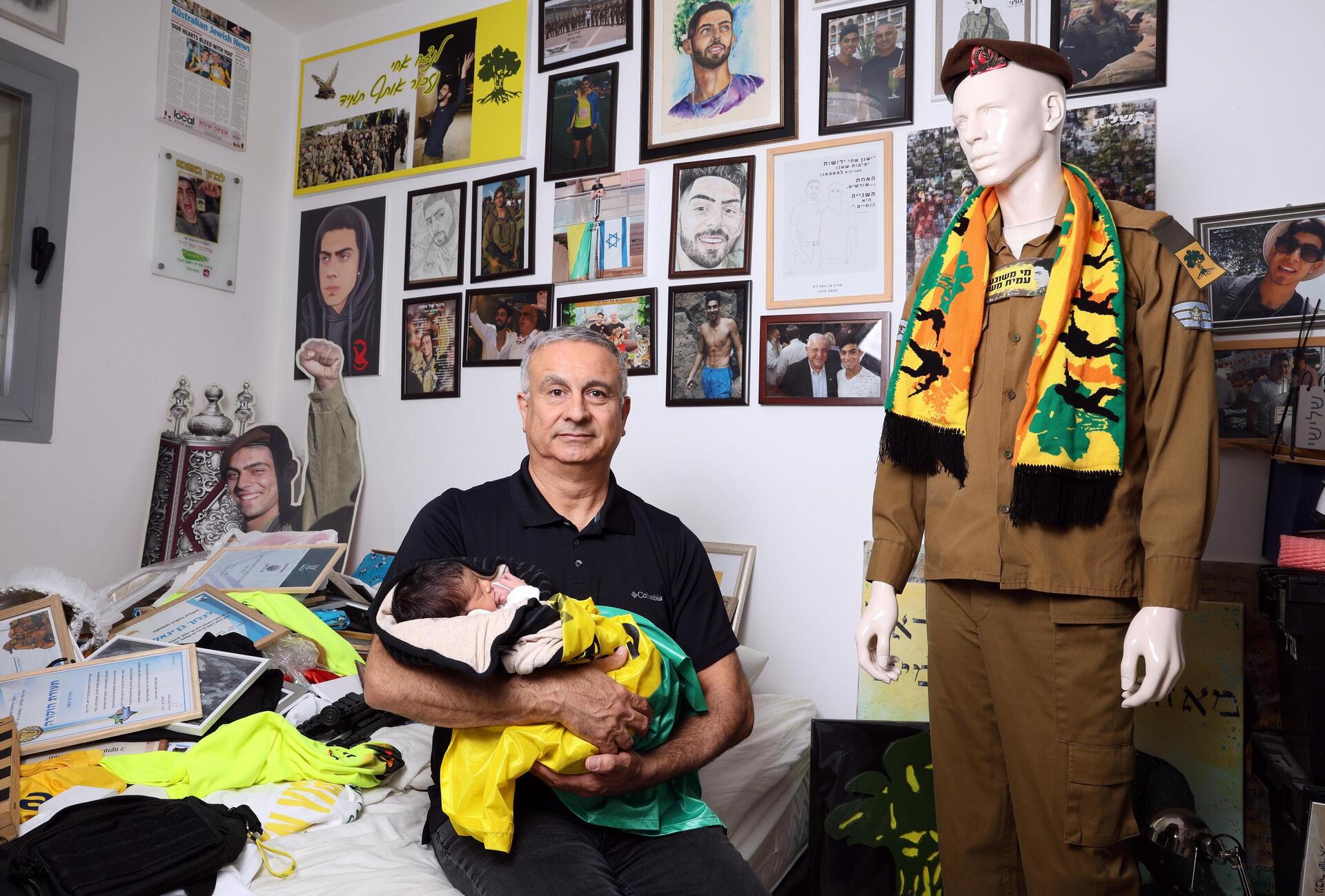 ברוך בןֹ-יגאל, אביו של סמ"ר עמית בן-יגאל ז"ל, חובק תינוק חדש 