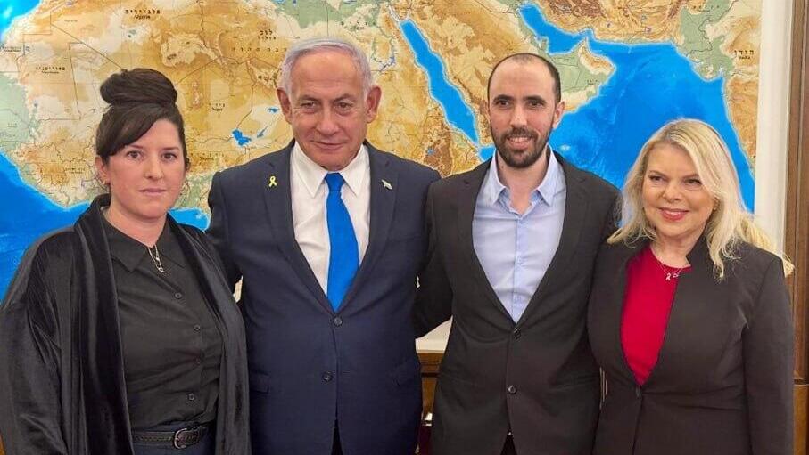 ראש הממשלה בנימין נתניהו ורעייתו שרה נפגשו עם שורד השבי טל שוהם
