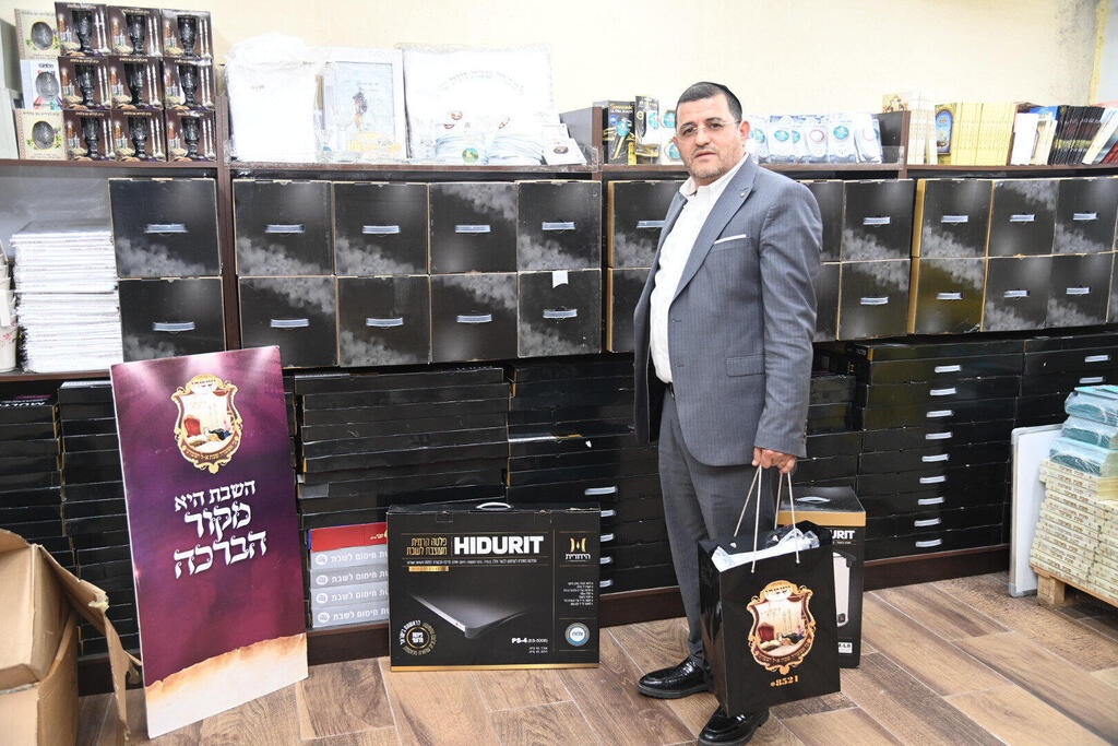 אבי בן ישראל, מנכ"ל "ושמרו", במחסן הארגון בבני ברק