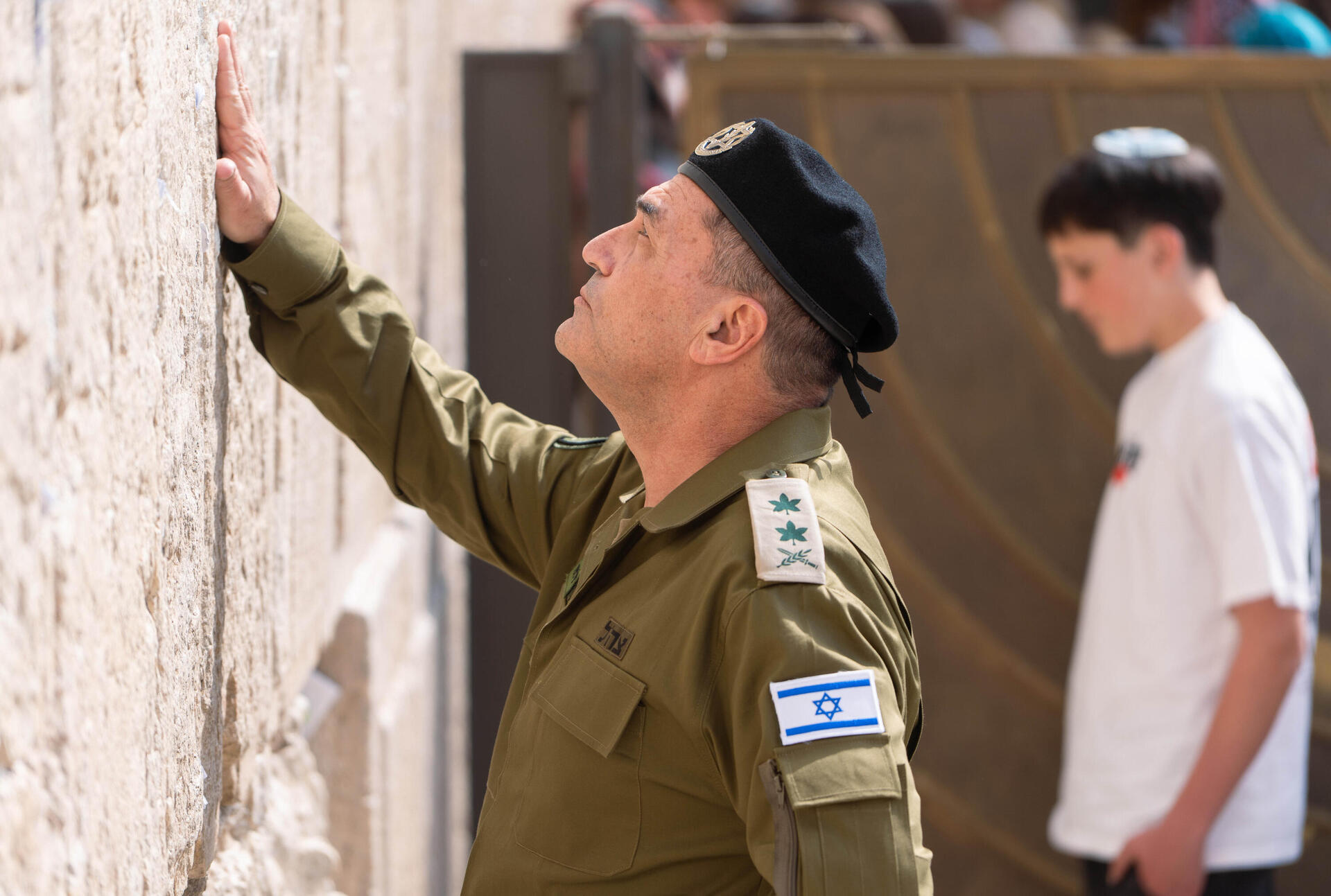 אחרי כניסתו לתפקיד, הרמטכ"ל אייל זמיר בכותל המערבי