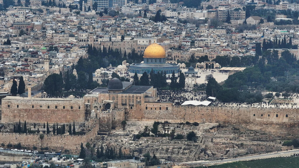 An aerial view of Jerusalem’s Old City shows the silver-domed Al Aqsa Mosque in the foreground and the gold-domed Dome of the Rock shrine behind it, both located on the Temple Mount, a site sacred to Muslims and Jews (Photo: REUTERS/Ilan Rosenberg) הר הבית