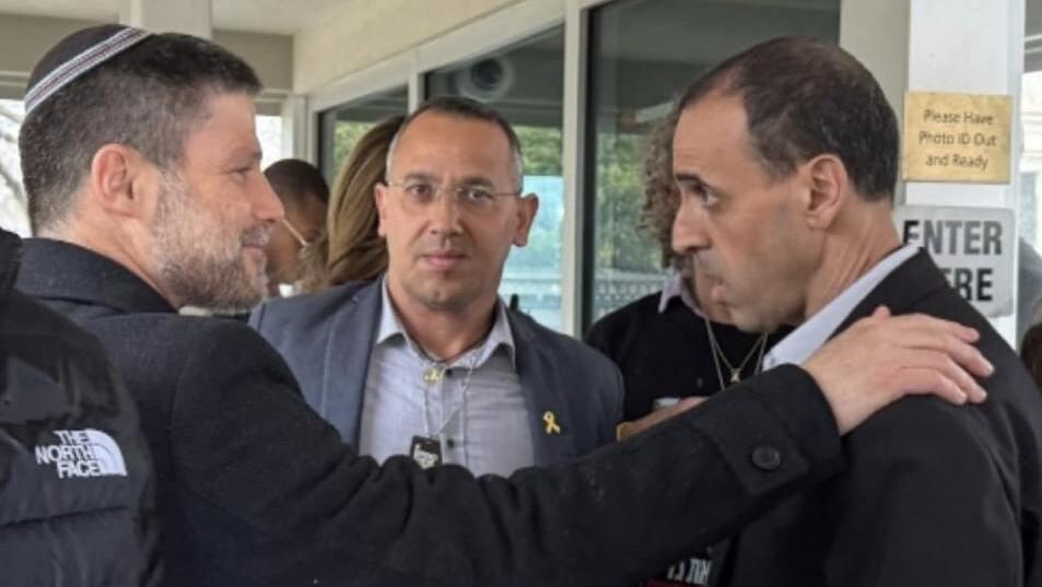 אלי ושרון שרעבי עם בצלאל סמוטריץ' מחוץ לפגישה עם טראמפ בבית הלבן