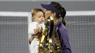 בלינדה בנצ'יץ' ובתה הקטנה