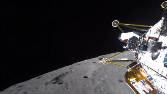 לא ברור אם תצליח לבצע את משימותיה המתוכננות. הנחתת אתנה בצילום עצמי זמן קצר לפני הנחיתה על הירח 