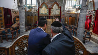 הרב חמרה ובנו קוראים בתורה בבית כנסת בדמשק