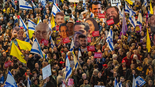 המוני מוחים בהפגנה בבגין