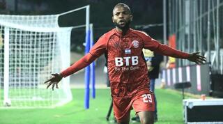 ג'יימס אדניי חוגג