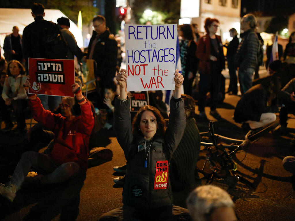 המוני מוחים בהפגנה בבגין