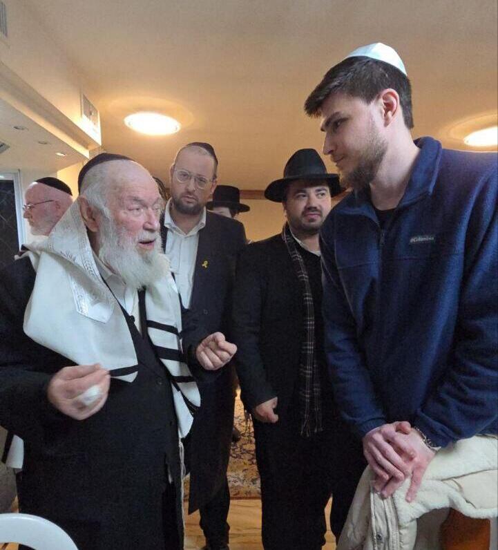 סשה טרופנוב והרב זילברשטיין בבית הרב בבני ברק