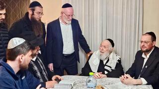 המפגש המרגש בביתו של הרב זילברשטיין בבני ברק