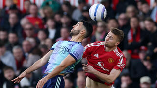 שחקן ארסנל מיקל מרינו מול שחקן מנצ'סטר יונייטד מתייס דה ליכט