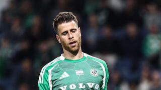 שחקן מכבי חיפה גיא מלמד מול שוער מ.ס אשדוד קרול נימצ'יסקי