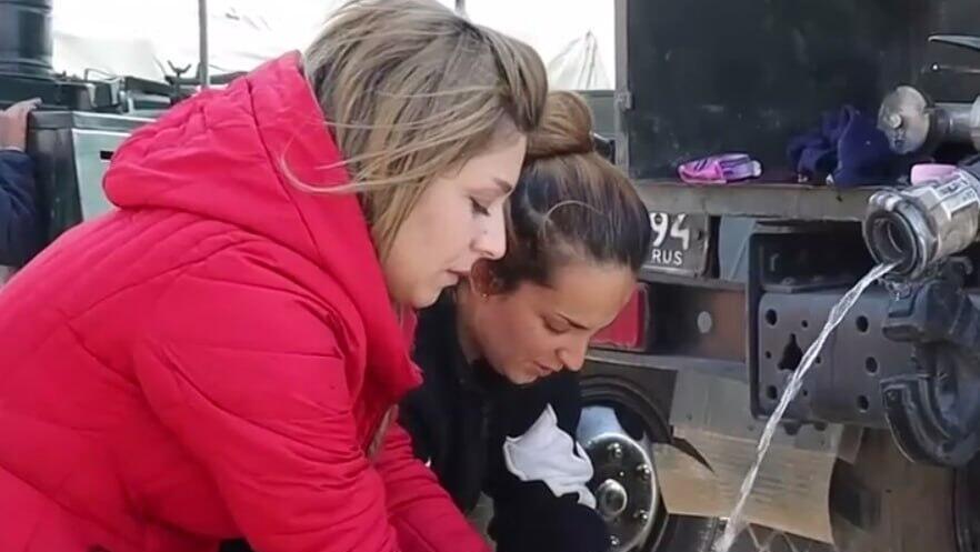 Alawite refugees fill water at a Russian military base where they have taken shelter סוריה טבח עלווים ברחו ל בסיס רוסי