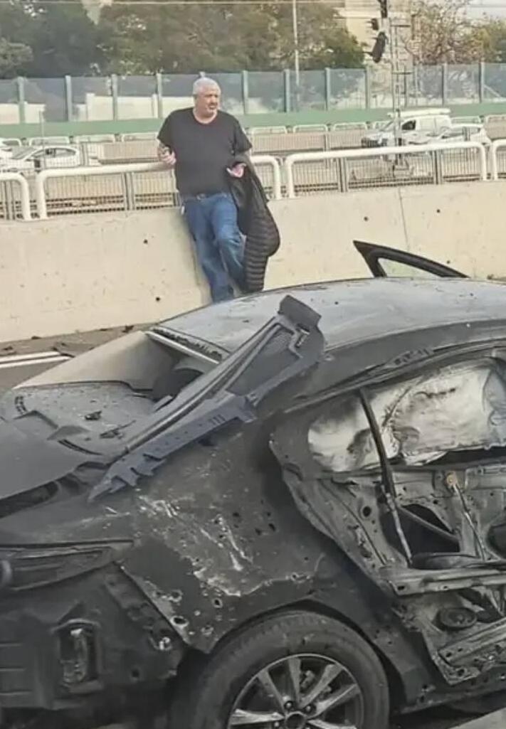 שלמי לחיאני עומד ליד הרכב לאחר ניסיון החיסול בלה גווארדיה