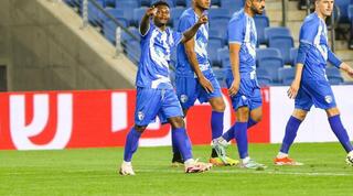 כריסטיאן בלה חוגג עם חבריו שער בכורה