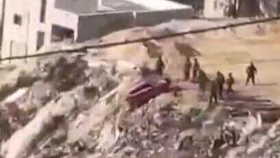 לוחמים תועדו מדרדרים רכב פלסטיני לוואדי