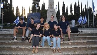 בני הנוער של קיבוץ כפר גלעדי באנדרטת תל חי