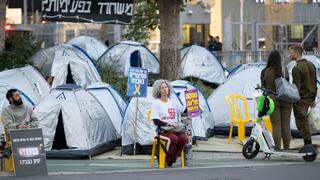 צבע ממאהל החטופים בשער בגין, תל אביב