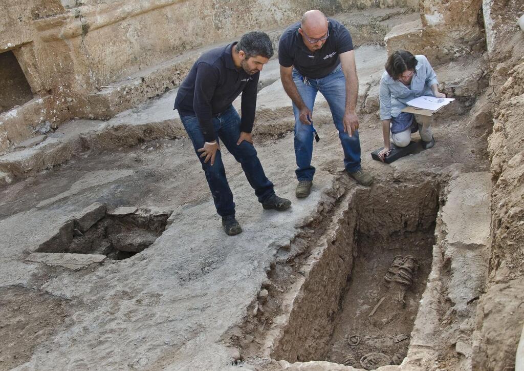 מנהלי החפירה, זובייר עדוי וכפיר ארביב, בוחנים את הממצא הנדיר
