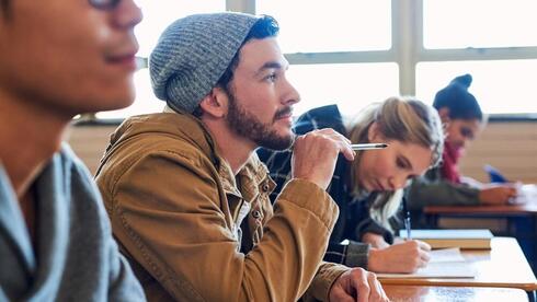 סטודנטים בשיעור