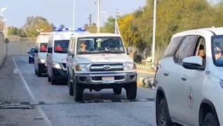 רכבי הצלב האדום בדרך לראס א-נאקורה בדרום לבנון לקבלת האסירים הצפויים להשתחרר