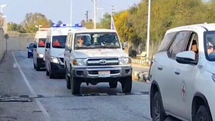 רכבי הצלב האדום בדרך לראס א-נאקורה בדרום לבנון לקבלת האסירים הצפויים להשתחרר