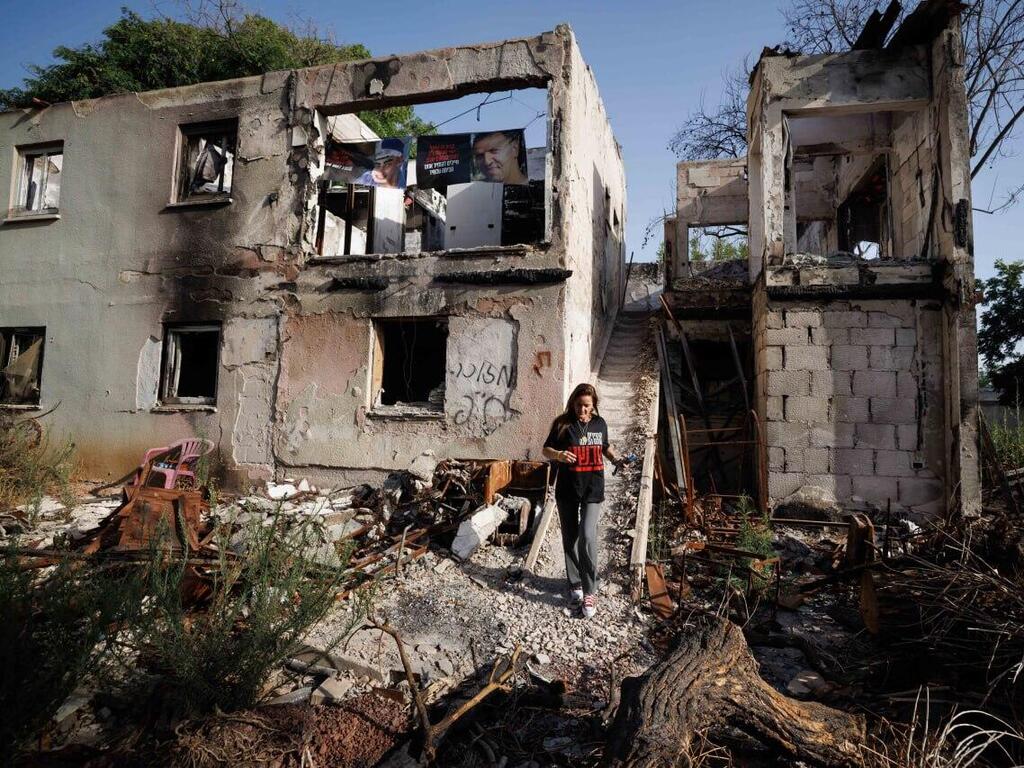 נירה, יובל, אופיר ואורן שרעבי אלמנתו ובנותיו של יוסי שנחטף ונרצח בשבי ואופיר אנגל בן זוגה של יובל שנחטף גם הוא ושוחרר חוזרים אל בארי