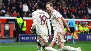 הארי קיין ואלפונסו דייויס חוגגים