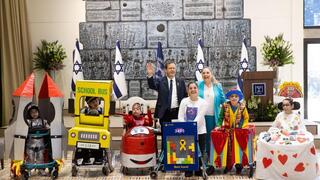 ילדי בית איזי שפירא בחגיגות פורים שנערכו בבית הנשיא