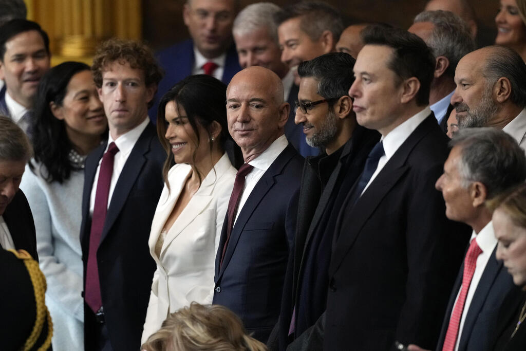 Zuckerberg, on the left, wants to beat competition from AI titans (Photo: AP/Julia Demaree Nikhinson) מימין: אילון מאסק, ג'ף בזוס ומארק צוקרברג