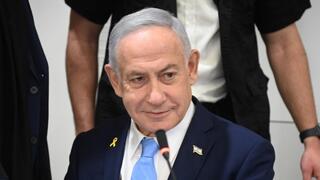 רה"מ בנימין נתניהו נכנס לאולם הדיונים על מנת לתת עדות בתיקי אלפים