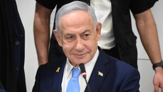 רה"מ בנימין נתניהו נכנס לאולם הדיונים על מנת לתת עדות בתיקי אלפים