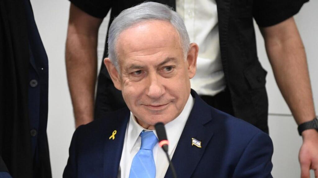 רה"מ בנימין נתניהו נכנס לאולם הדיונים על מנת לתת עדות בתיקי אלפים