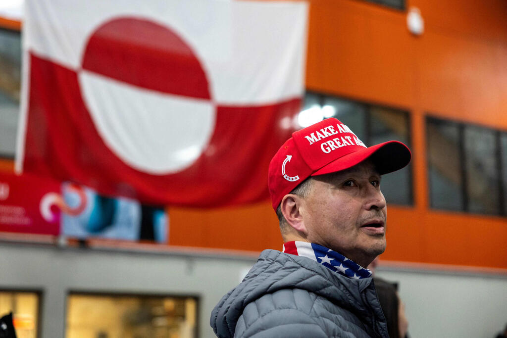 בחירות גרינלנד מצביע עם כובע make America great again