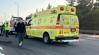תאונת דרכים בכביש 4 בין משאית לרכב - אישה בת 69 ללא סימני חיים