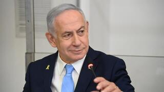 רה"מ בנימין נתניהו נכנס לאולם הדיונים על מנת לתת עדות בתיקי אלפים