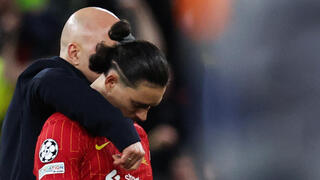 מאמן ליברפול ארנה סלוט עם שחקן ליברפול דרווין נונייס