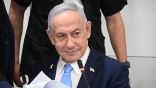 רה"מ בנימין נתניהו נכנס לאולם הדיונים על מנת לתת עדות בתיקי אלפים