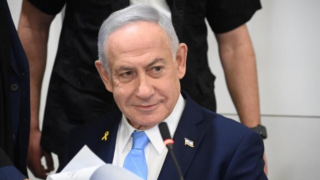 רה"מ בנימין נתניהו נכנס לאולם הדיונים על מנת לתת עדות בתיקי אלפים