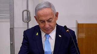 רה"מ בנימין נתניהו נכנס לאולם הדיונים על מנת לתת עדות בתיקי אלפים